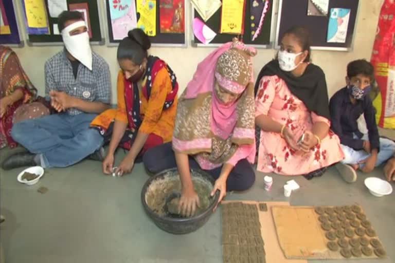 eco-friendly-diwali-children-at-orphanage-make-diya-idols-using-cow-dung