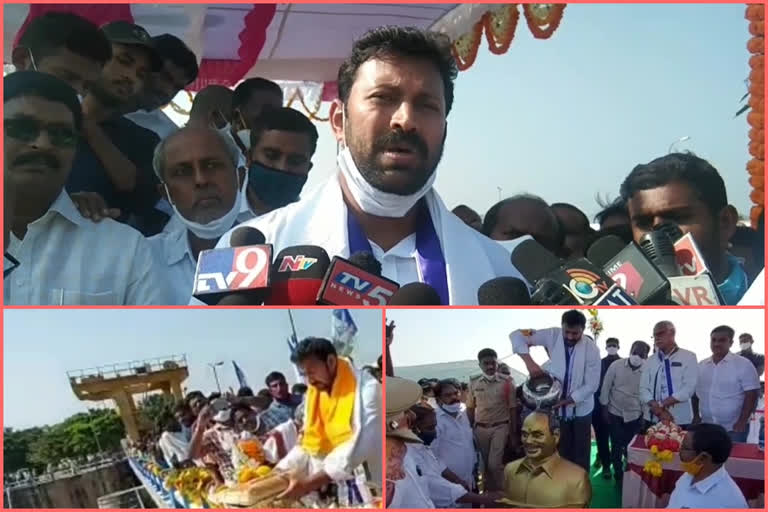 MP Ys Avinashreddy Padha Yathra in lingala