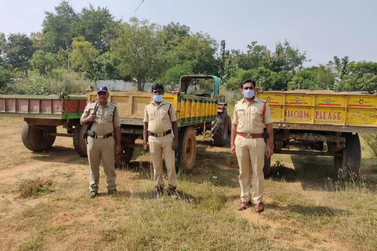 మూడు ఇసుక ట్రాక్టర్ల పట్టివేత