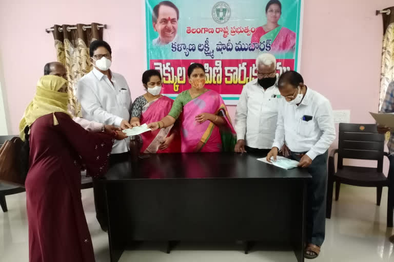 yellandu mla haripriya distributed shadi mubarak cheques at yellandu