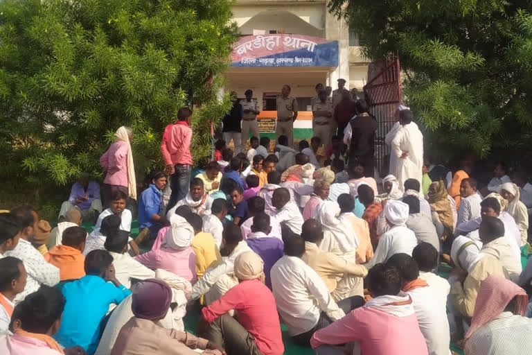 Villagers Siege Barwadih police station in garhwa