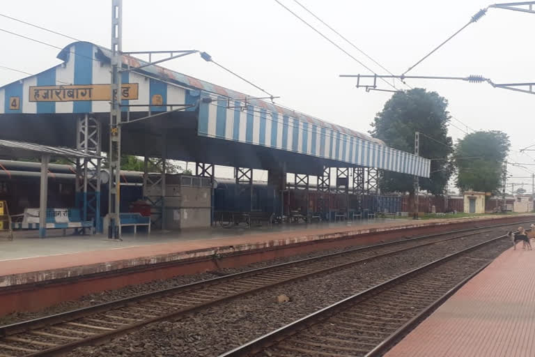 people are happy to trains has stopped at hazaribagh road railway station in giridih