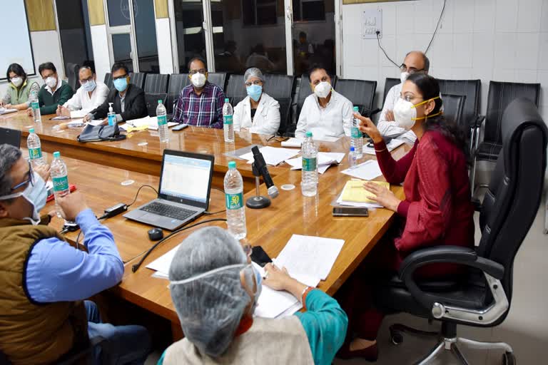 Hisar DC held a meeting with Health Department officials