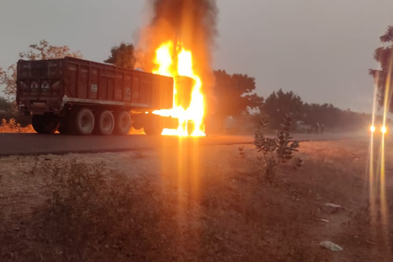 Nagaur News, Fire in Trailer, हाइवे पर हादसा