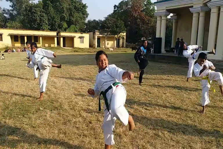 self-defense-training-is-being-given-to-girls-in-hazaribag