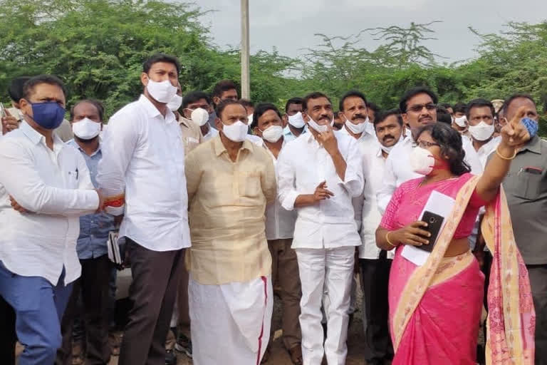 leaders  inspected the leakage coming from Brahmansagar reservoir