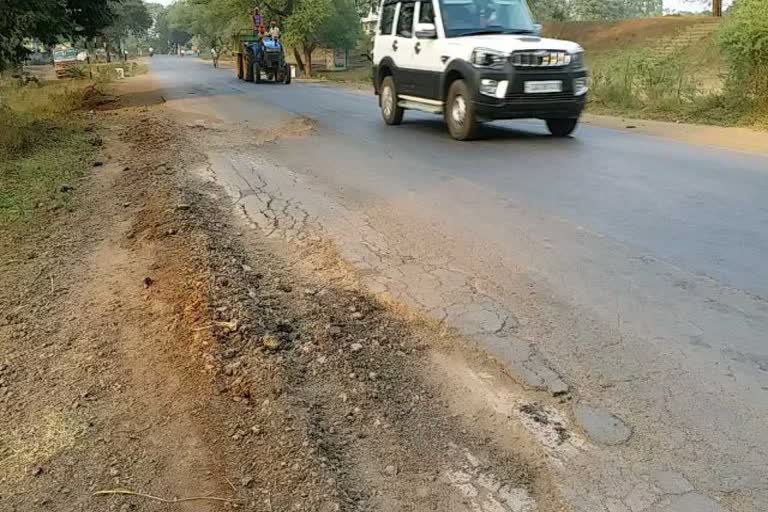 Poor condition of Balod Durg-State Highway