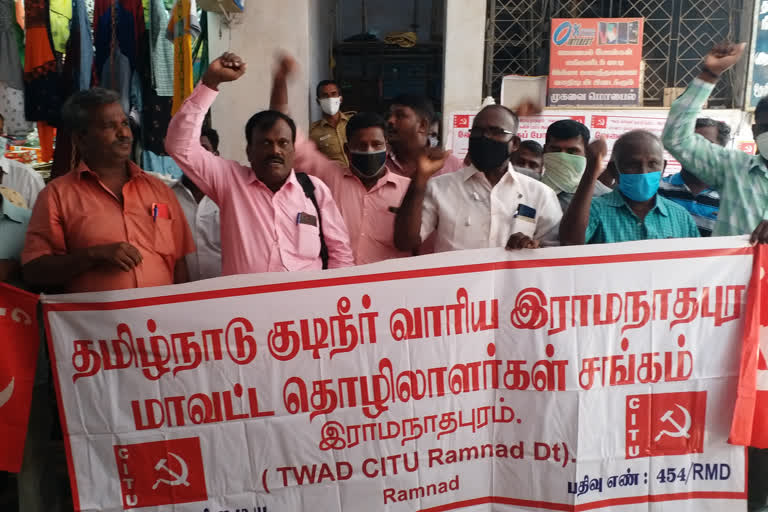 சம்பளம் வழங்கக் கோரி தமிழ்நாடு குடிநீர் வாரிய தொழிற்சங்கத்தினர் போராட்டம்