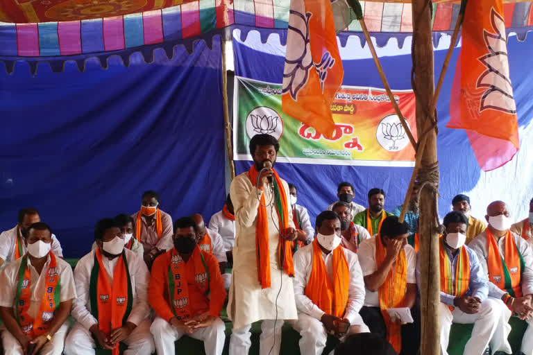 bjp-councilors-protest-in-front-of-ibrahimpatnam-municipal-office-in-rangareddy-district