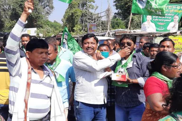 celebration of mahagathbandhan victory in jharkhand by election