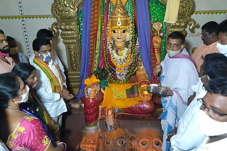 scst chairman srinivas visit renuka yellamma talli temple at husnabad in siddipet district