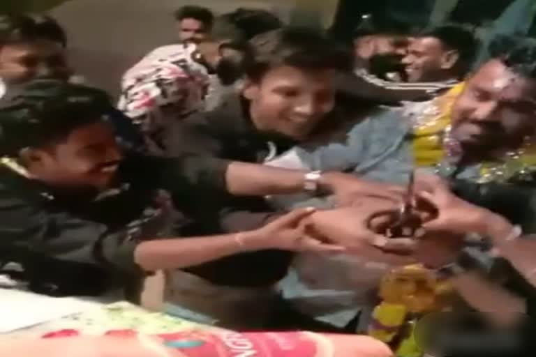 Dwarkapuri area policeman cut cake with sword