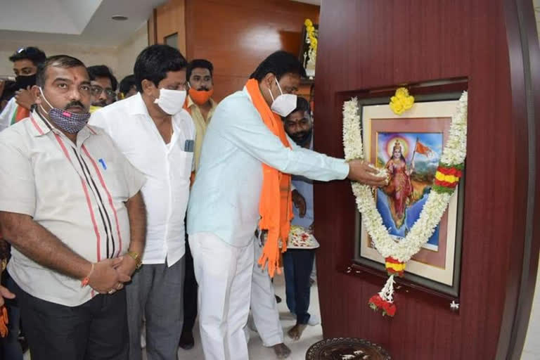 Winning candidates visits BJP office