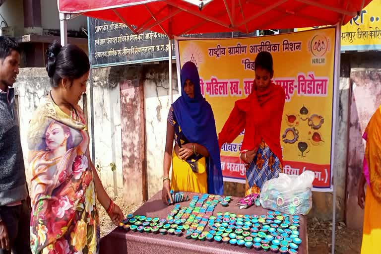 women-of-devaki-self-help-group-are-earning-money-by-making-cow-dung-lamp-in-koriya