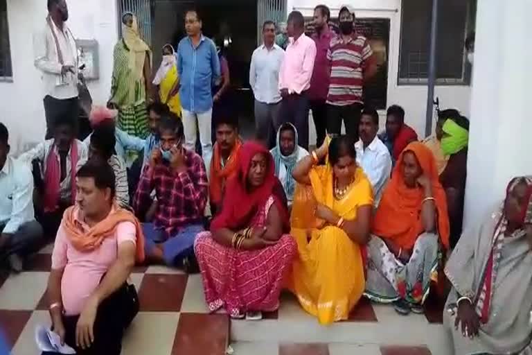 dongargarh-municipality-employees-protested-demanding-salary-in-rajnadgaon