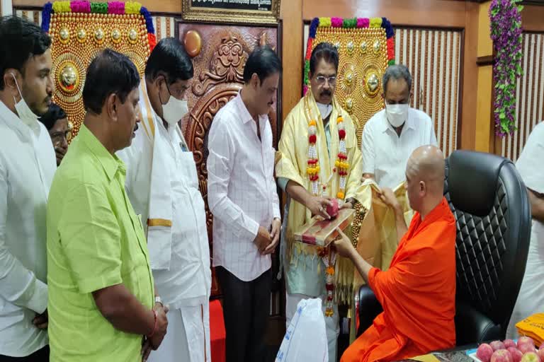 Munirathna and Rajesh Gowda visit the Adichunchanagiri math