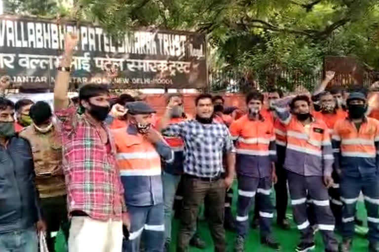 protest of workers of Dariba Khan lead smelter at Jantar Mantar