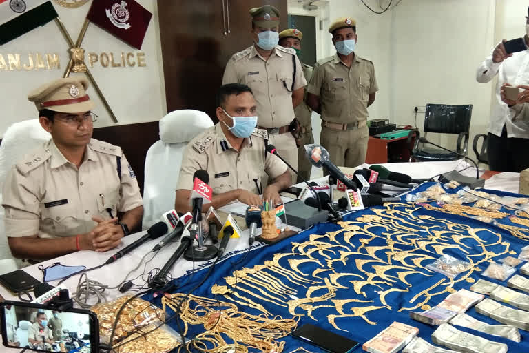 Odisha police  Odisha police recovers 6.5 kg stolen gold  6.5 kg stolen gold  Ganjam district  Berhampur  ஒடிசாவில் 6.5 கிலோ திருட்டு நகைகள் பறிமுதல்  கடத்தல் தங்கம் பறிமுதல்  தங்க ஆபரணங்கள்  ஒடிசா