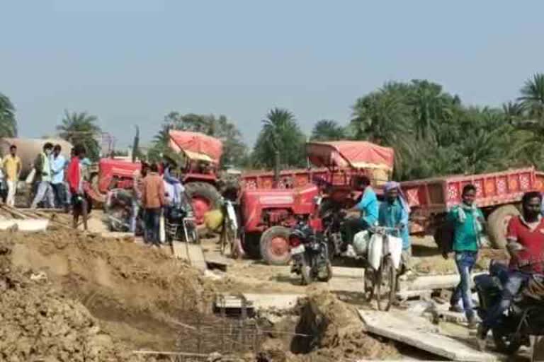 villagers-stopped-work-of-hansdiha-godda-railway-line-in-godda