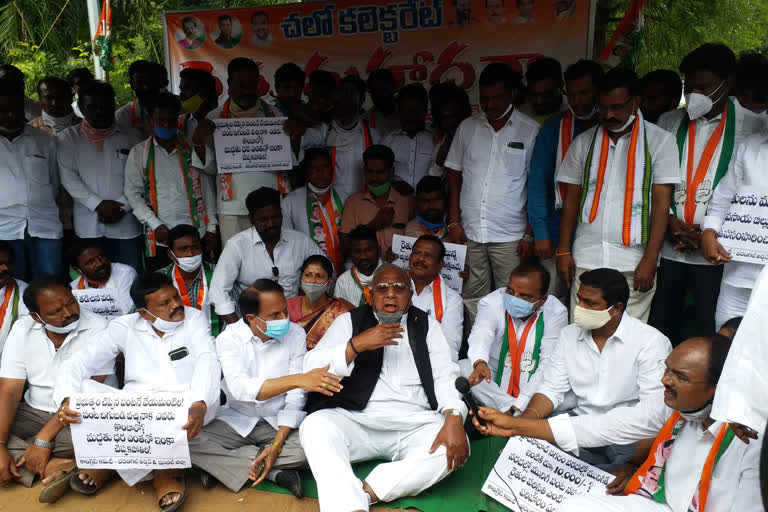 congress leaders protest in front of hanmakonda in warangal rural district