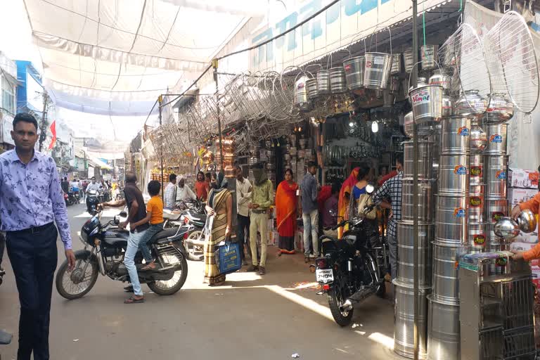 Decorating market on Dhanteras