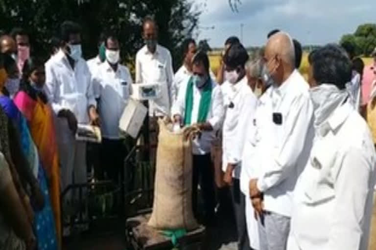 wardhannapet mla aroori ramesh inaugurated paddy purchase center at ramdhan thanda in warangal rural district