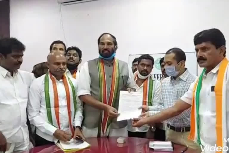 tpcc chief uttam kumar reddy gave letter to nalgonda collector