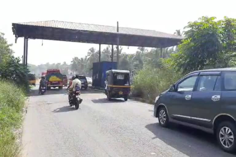 toll booth at Muzhappilangad was demolished  Muzhappilangad  Muzhappilangad toll booth  മുഴപ്പിലങ്ങാട്ടെ ടോൾ ബൂത്ത്  മുഴപ്പിലങ്ങാട് ടോൾ ബൂത്ത്  മുഴപ്പിലങ്ങാട്ടെ ടോൾ ബൂത്ത് പൊളിച്ച് നീക്കി  ടോൾ ബൂത്ത് പൊളിച്ച് നീക്കി