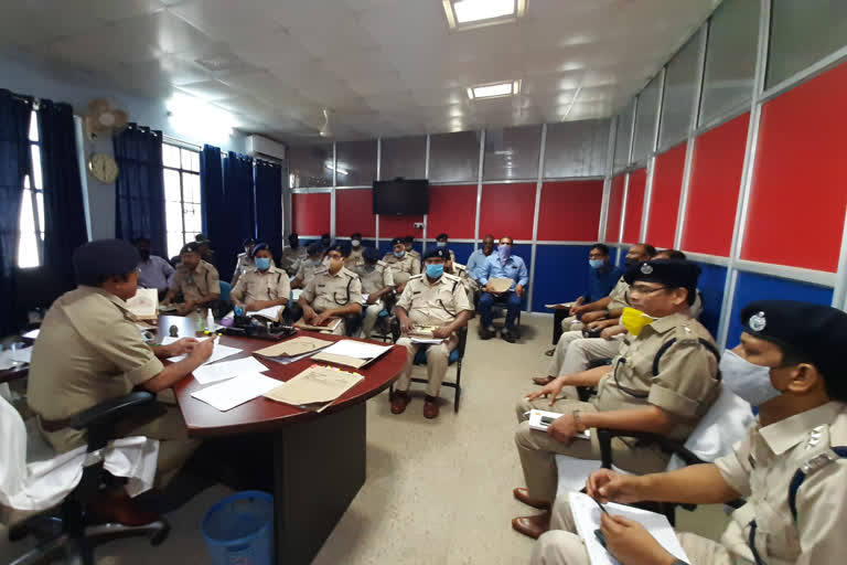 sp-held-a-meeting-regarding-diwali-and-kali-puja-in-pakur