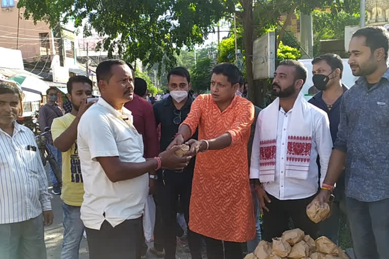 দিপাৱলী উপলক্ষে বৰপেটাত বিজেপি যুৱমৰ্চাৰ মাটিৰ চাকি বিতৰণ