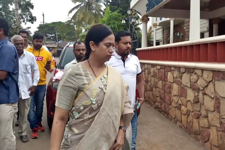 Lakshmi Hebbalkar visits Vinay Kulkarni's residence