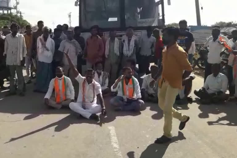 farmers protest for support price for paddy in medak district