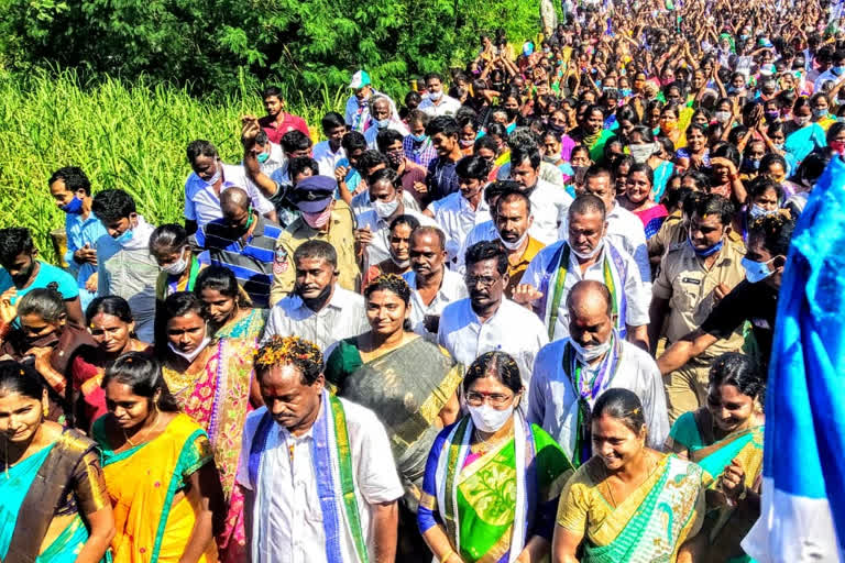 విశాఖజిల్లా మాడుగులలో వైసీపీ నాయకులు పాదయాత్ర