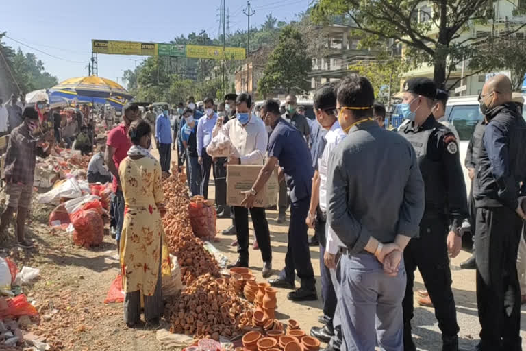 CM SONOWAL BUY EARTHENWARE IN KAMAKHYA