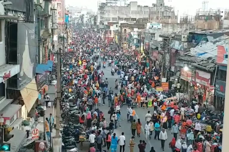 too much crowd in nagpur market during deewali and corona crisis