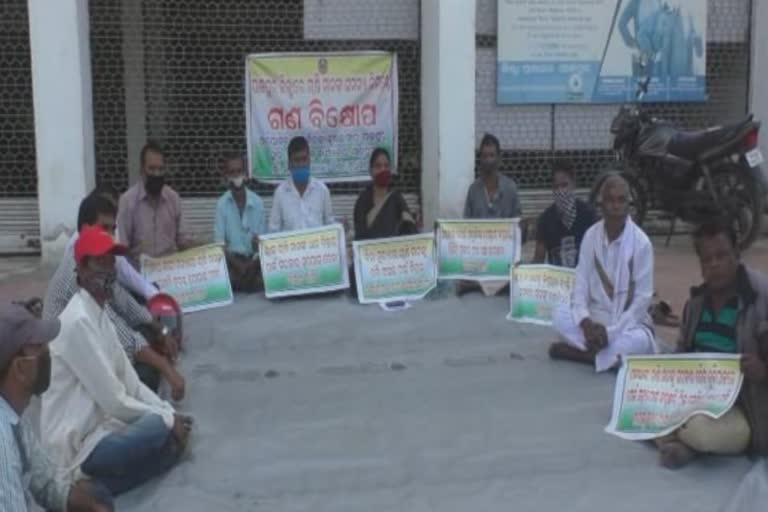 farmers-protest-infront-of-collector-office