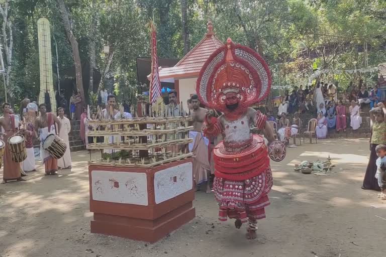 theyyam  kannur  artists in dilemma  covid effects  കൊവിഡ് പ്രതിസന്ധി  തെയ്യം  കണ്ണൂർ  പ്രതിസന്ധിയിലായി കലാകാരന്മാർ