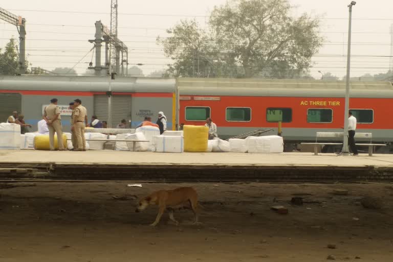 त्योहारों पर सुरक्षित सफर के लिए रेलवे ने दिए अतिरिक्त बोगी लगाने के आदेश.