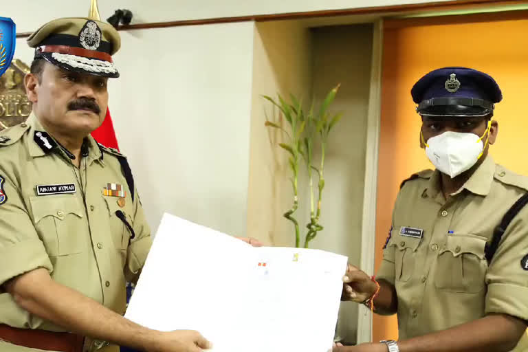 felicitation to police constable by cp anjani kumar