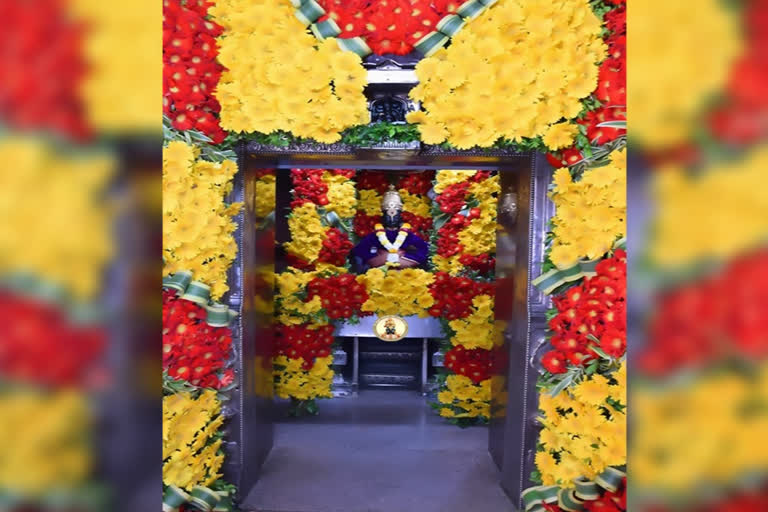 vithhal-rukmini-temple-of-pandharpur-decorated-with-various-flower-on-the-occasion-of-diwali