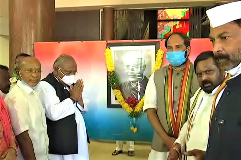 congress leaders tribute to jawaharlal nehru in gandhi bhavan