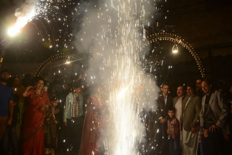 Imran extends Diwali greetings to Pakistani Hindus