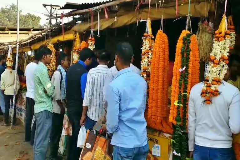 people arrived to buy flowers for deepawali in bokaro