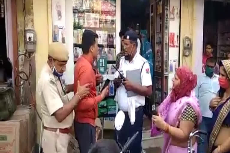 भरतपुर में महिला ने पुलिस का तोड़ा मोबाइल, Woman broke police mobile in Bharatpur