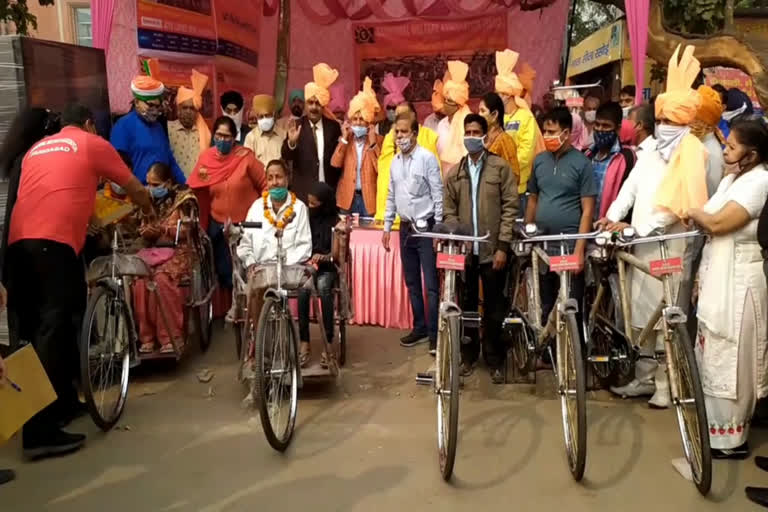 Banuwal Welfare Association gave gift of TRAI bicycles to disabled in faridabad