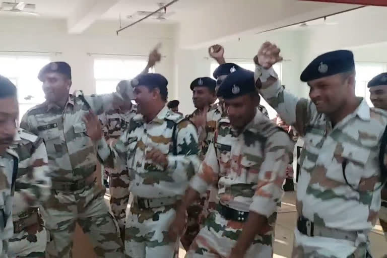 Mohanlalganj ITBP jawan ETV Bharat Diwali celebrations Himvir jawans ஈடிவி பாரத் தீபாவளி 2020 மோகன்லால்கஞ்ச் இராணுவ வீரர்களுடன் தீபாவளி ஈடிவி பாரத் தீபாவளி