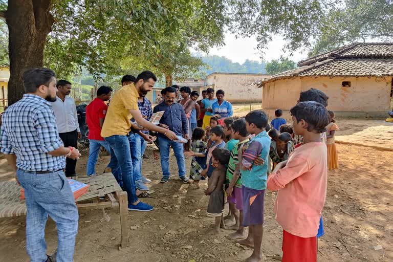 neeraj-tiwari-celebrated-diwali-by-giving-sweets-and-crackers-to-children-in-balrampur