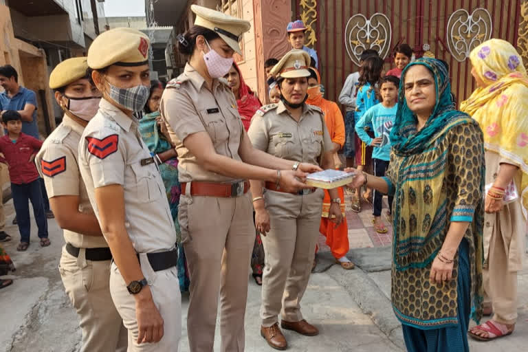 faridabad womens police wishes diwali by distributing sweets to women