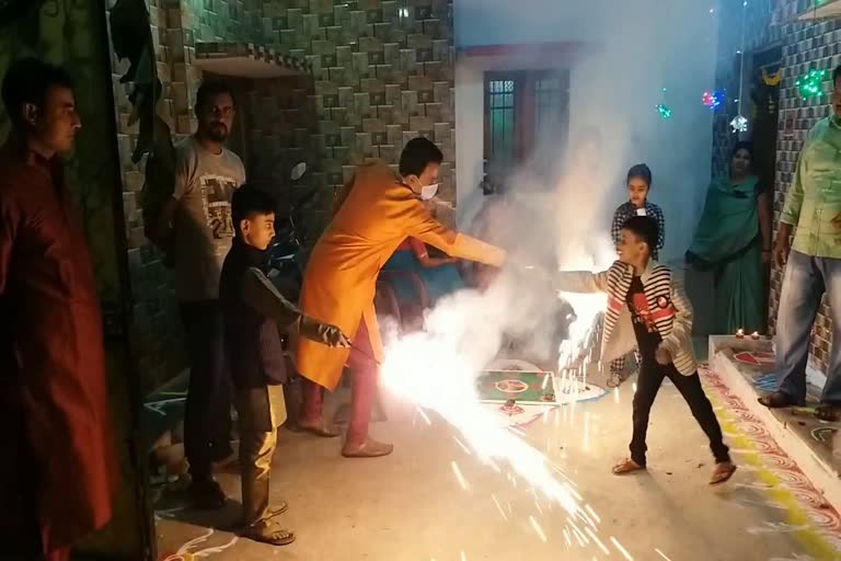 diwali-is-celebrated-with-great-pomp-amid-corona-infection-in-raipur