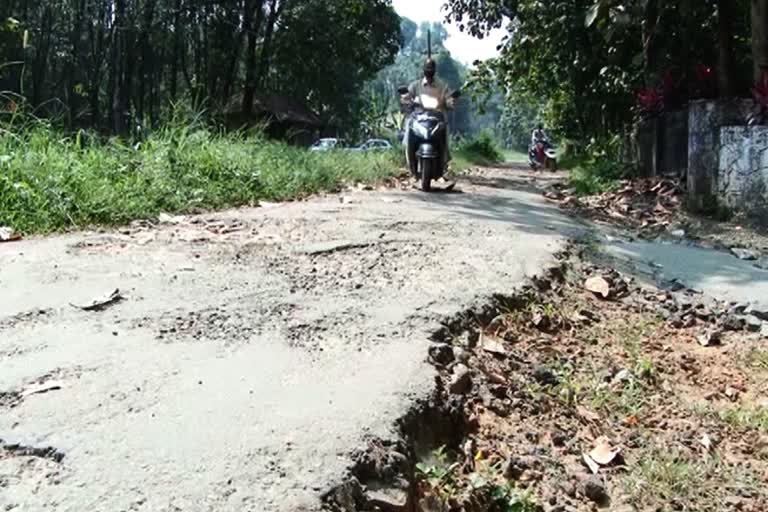 Minipadi-Kalalad locals boycott candidates  by election news Kothamagalam  കോതമംഗലം വാര്‍ത്ത  നിപ്പടി -കളളാട് റോഡ്  വോട്ട് നോട്ടക്ക്  വോട്ട് ബഹിഷ്കരണം